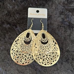 NEW never been work fashion jewelry earrings